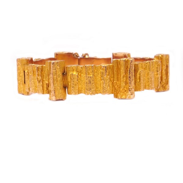 Kraftig leddelt Lapponia armlænke i 14kt guld med kasselås og sikkerhedslås fra 1977. Designet af Björn Weckström for Lapponia.Bredde: 1,8cm. L: 18,5cm