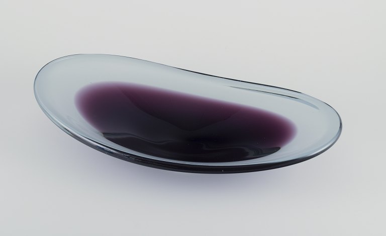 Vicke Lindstrand for Kosta Boda, Sverige.
Stor aflang skål i kunstglas.