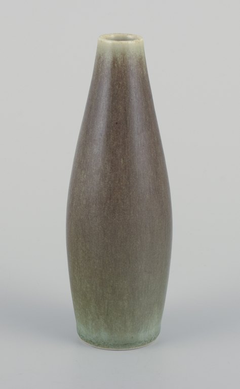 Per Linnemann-Schmidt for Palshus, Danmark.
Keramikvase i olivengrøn harepelsglasur.