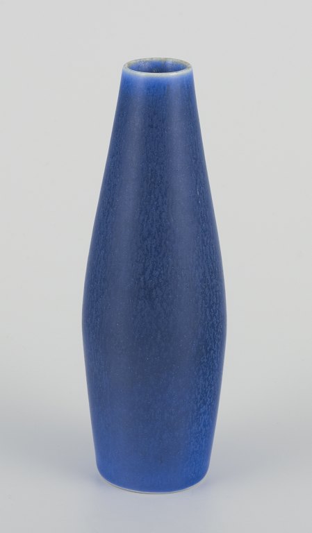 Per Linnemann-Schmidt  for Palshus, Danmark.
Keramikvase i blå harepelsglasur.