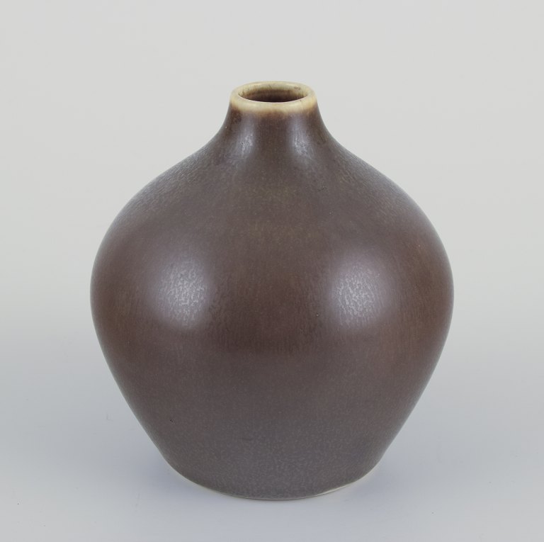 Per Linnemann-Schmidt  for Palshus, Danmark.Keramikvase i olivengrøn harepelsglasur.