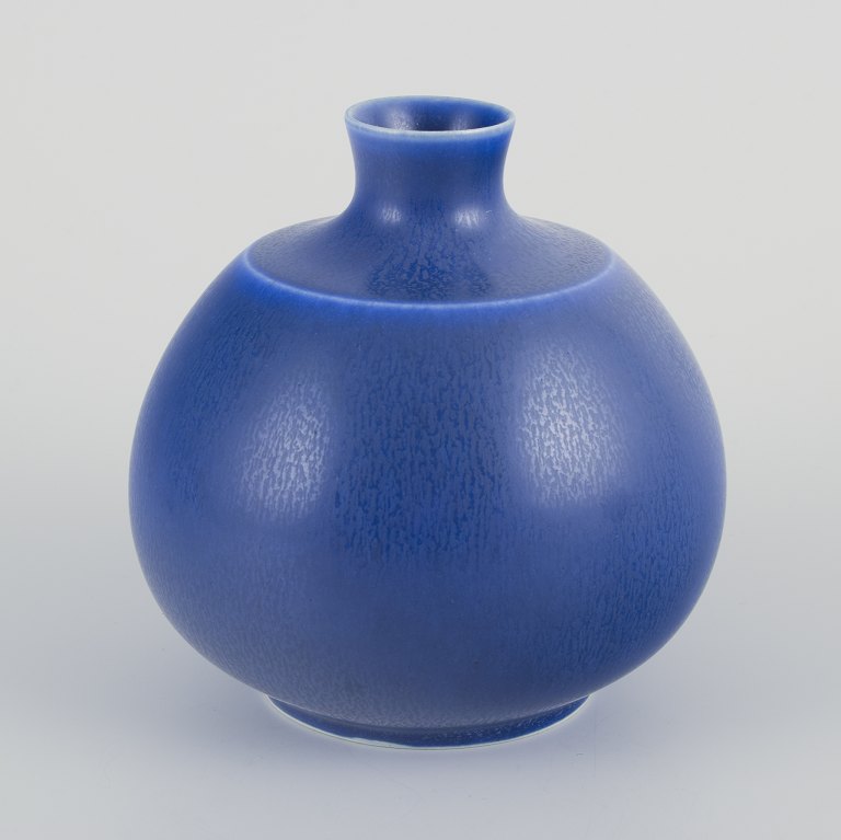 Per Linnemann-Schmidt  for Palshus, Danmark.Keramikvase i blå harepelsglasur.