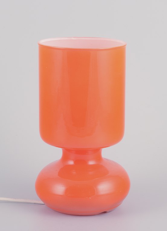 Skandinavisk designer, bordlampe i orange glas.