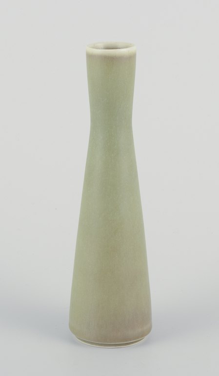 Frode Bahnsen  for Palshus.Stor og smal keramikvase i lysegrøn harepelsglasur.