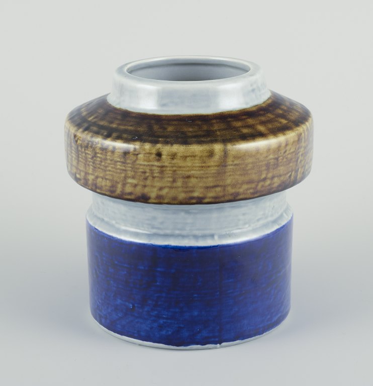 Olle Alberius for Rörstrand.
”Titus” keramikvase af stentøj.