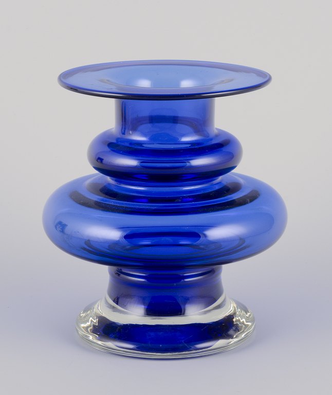 Tamara Aladin for Riihimäen Lasi.Stor kunstglasvase i blåt.