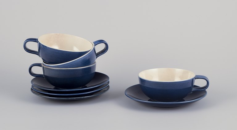 Gertrud Lönegren  for Rörstrand, Sverige.
Et sæt fire “Blå Blanche” tekopper med tilhørende underkopper i fajance.