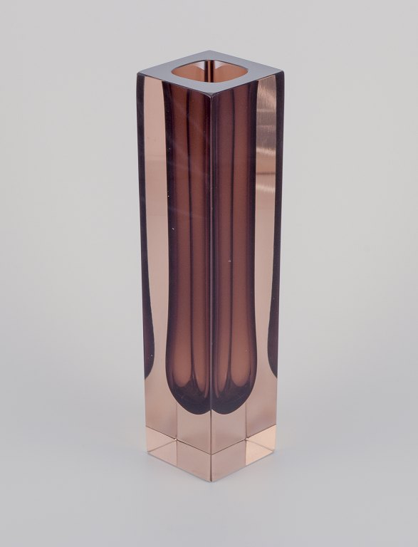 Murano, Italien. Firkantet vase i kunstglas.
Røgfarvet og brunt kunstglas.