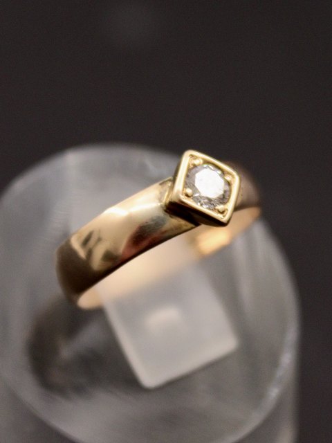 14 karat guldring med 0,15 ct diamant