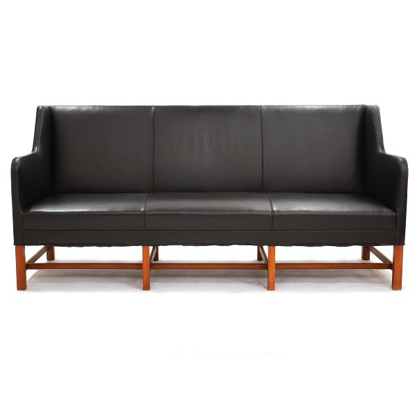 Kaare Klint trepersoners sofa betrukket med sort læder 5011. Fremstillet af Rud. Rasmussen. Fremstår i god stand med flot læder og stel med mindre brugsmærker. H: 92cm. L: 194cm. D: 65cm