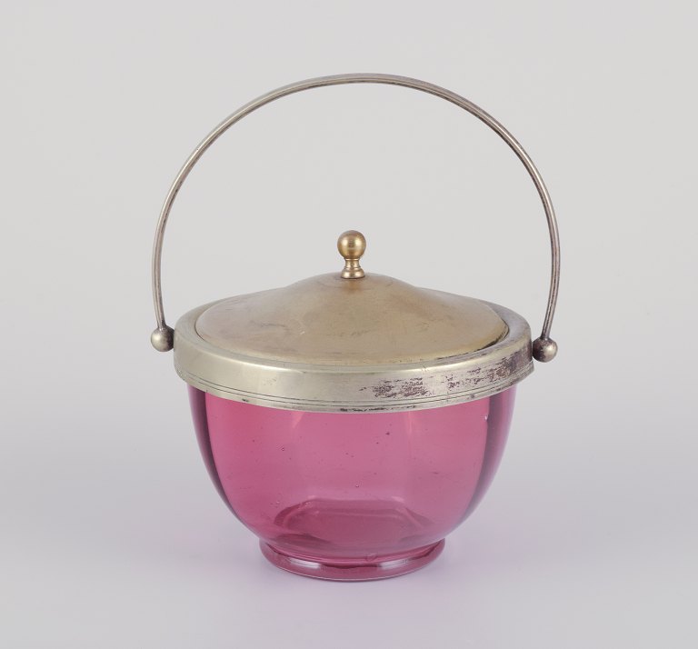 Dansk bonbonniere af lilla kunstglas.