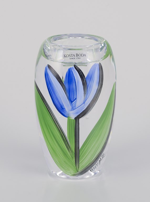 Ulrica Hydman Vallien for Kosta Boda, Sverige. 
Lysestage med håndmalet blomstermotiv.