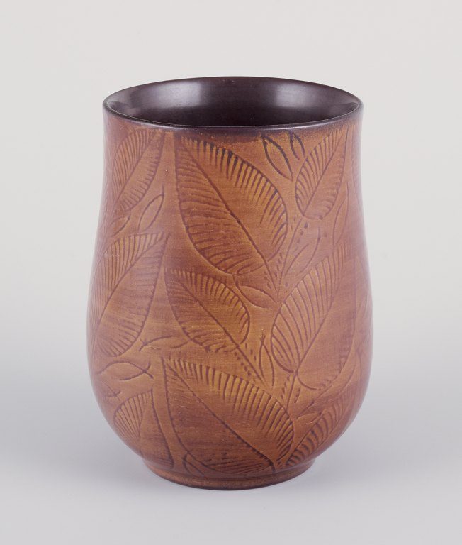 Royal Copenhagen, vase af brændt rødler.