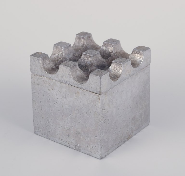 Holger Bäckström og Bo Ljungberg for AKVAMATIK AB, Tranås, Sverige.
ULTIMA askebæger i stål.