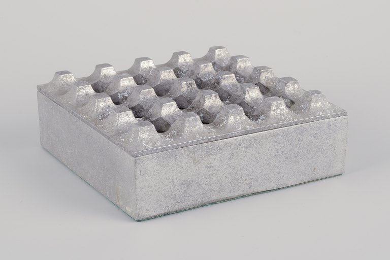 Holger Bäckström og Bo Ljungberg for AKVAMATIK AB.
ULTIMA 15 askebæger i stål.