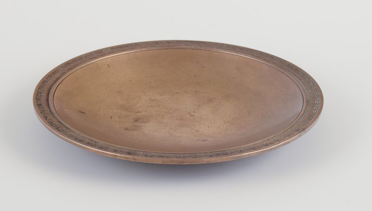 Just Andersen.
Circular Art Deco bowl in patinated bronze.