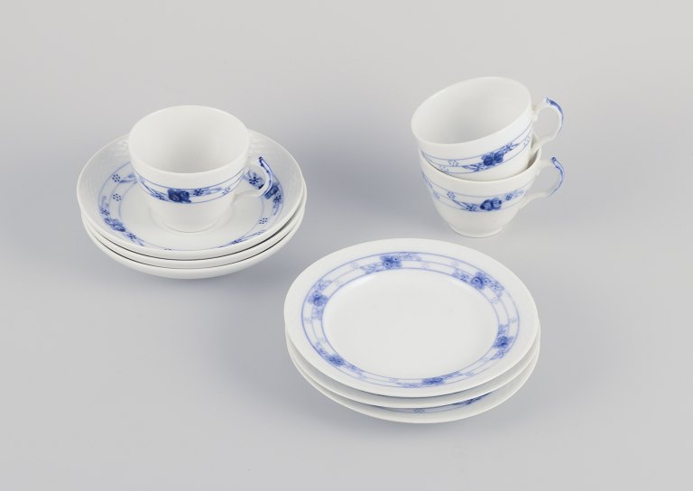 Tidligt Royal Copenhagen Rosenknop / Blå Rose kaffeservice til tre personer i 
håndmalet porcelæn.