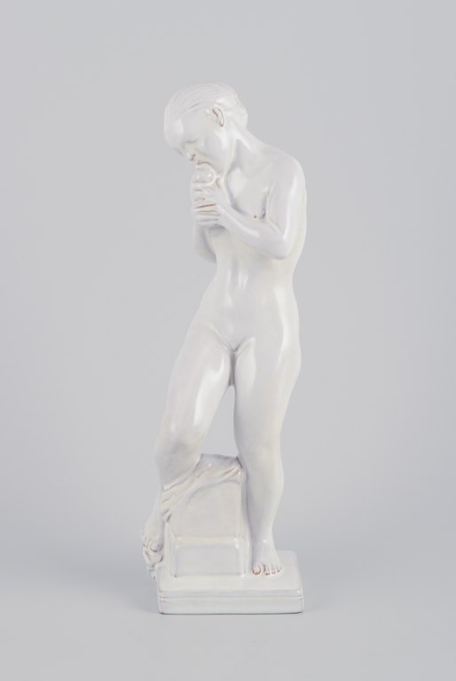 Kai Nielsen for Kähler,"Eva med æblet". Hvidglaseret figur af lertøj.