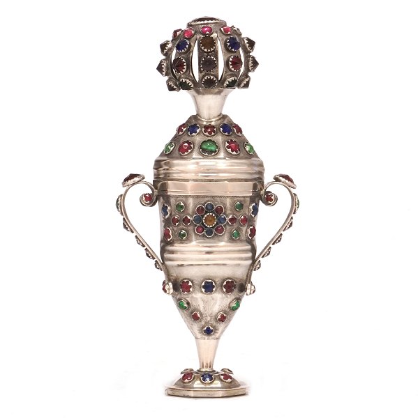 Hovedvandsæg af sølv såkaldt "100 stens æg" med 145 glasflusser af Reimar 
Dietrich Dethlefsen, Sønderborg. H: 15,6cm