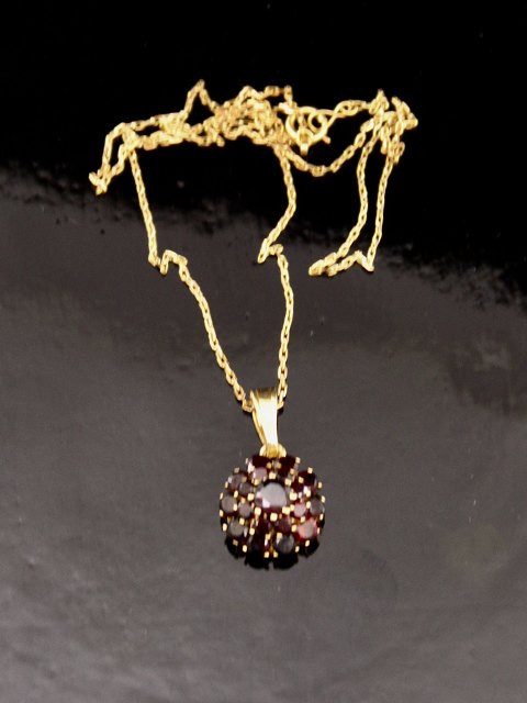 18 carat gold pendant with garnets