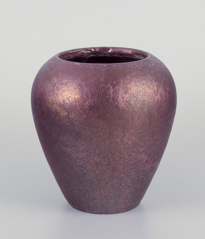 Jens Petersen, dansk keramiker.
Unikavase i mat og blank lustreglasur.