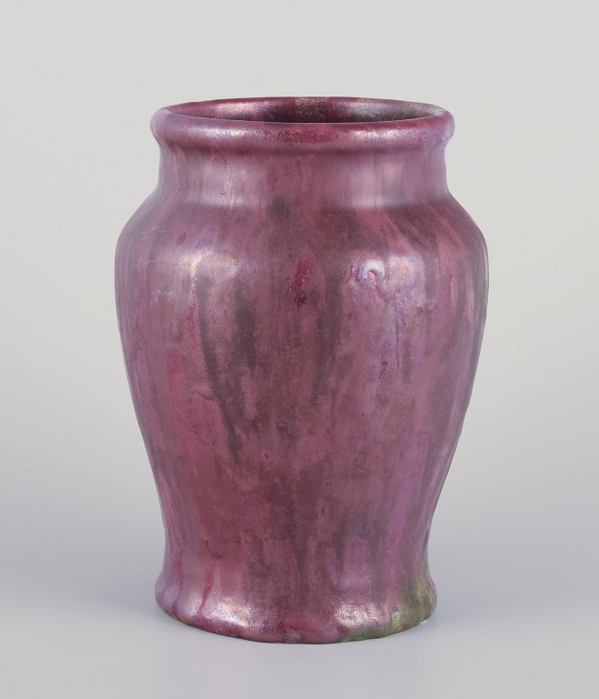 Søren Kongstrand (1872-1951), dansk keramiker.
Unikavase i mat og blank lustreglasur.