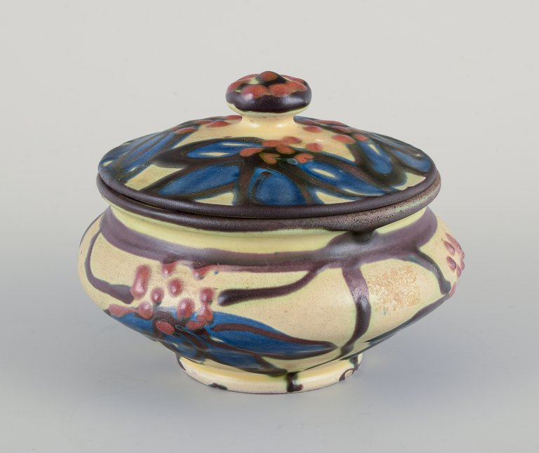 Kähler bonbonniere. 
Dekoreret med blomster. Kohornsteknik.