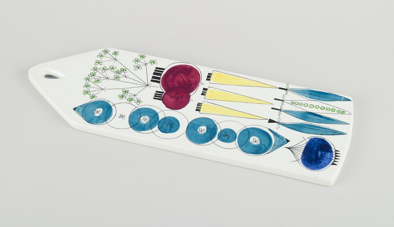 Marianne Westman for Rörstrand, Sverige.
Stort aflangt ”Picknick” skærebræt i glaseret porcelæn.