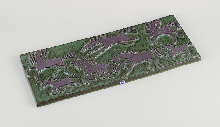 Dorothy Clough for Upsala-Ekeby, Sverige.
Aflangt vægrelief i keramik.