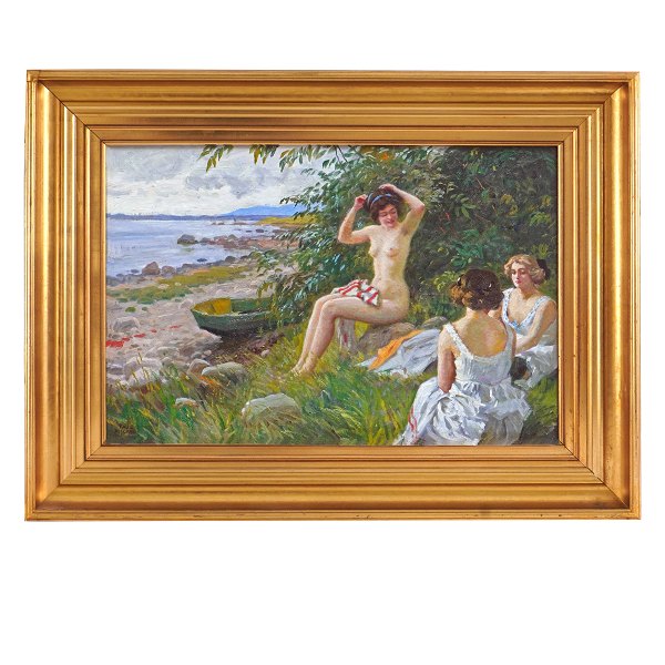 Paul Fischer, 1860-1934, tre badepiger på en strand. Olie på lærred. Signeret. 
Lysmål: 42x62cm. Med ramme: 62x82cm