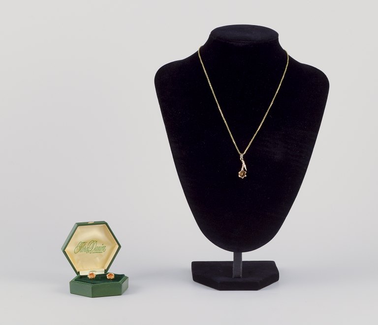 Flora Danica Jewellery, produceret hos Eggert. 
”Liljekonval” halskæde samt et par ørestikker.