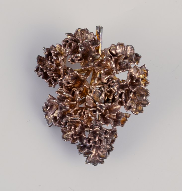 Flora Danica Jewellery, produceret hos Eggert. 
Stor ”Persille” broche i forgyldt sterlingsølv.