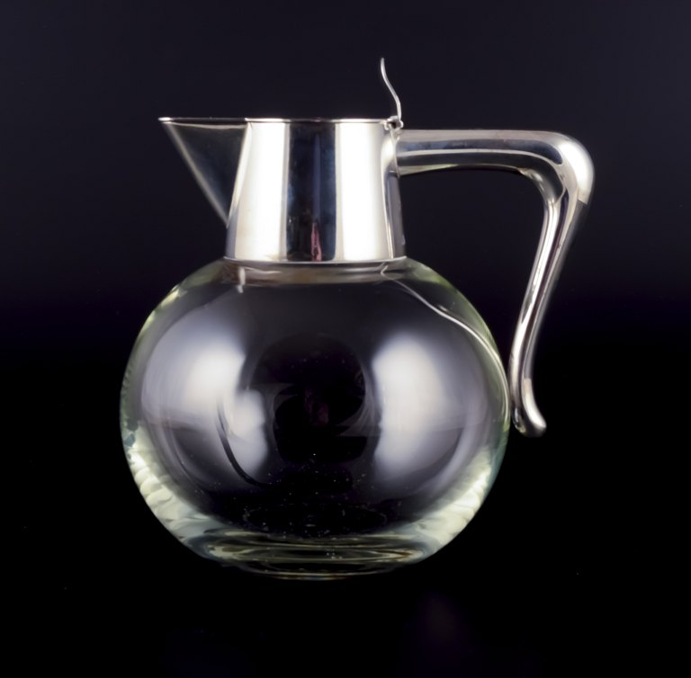 Anton Michelsen, dansk sølvsmed.
Vandkaraffel af klart glas med montering i sterlingsølv.