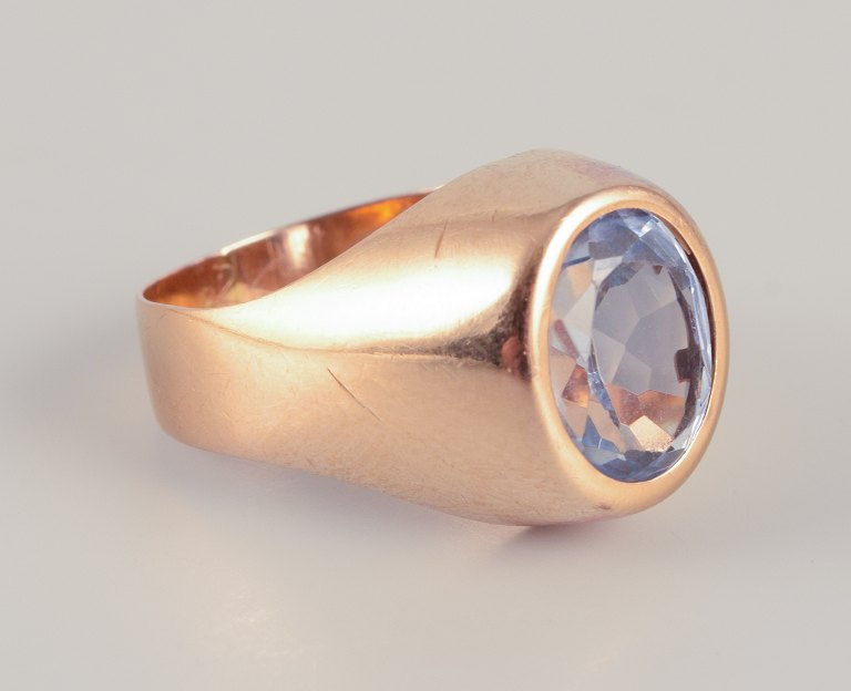 18 karat guldring prydet med lyseblå halvædelsten.