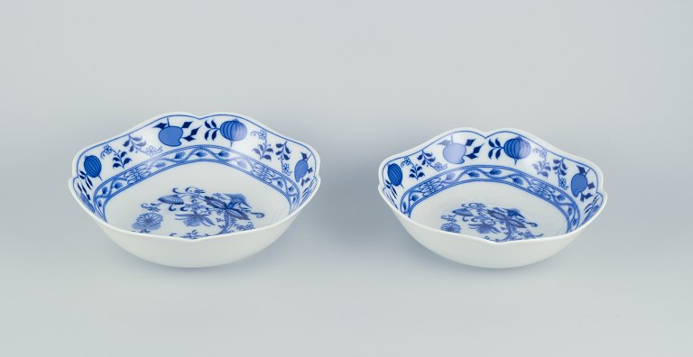 To serveringsskåle i porcelæn. Løgmønstret dekoration.