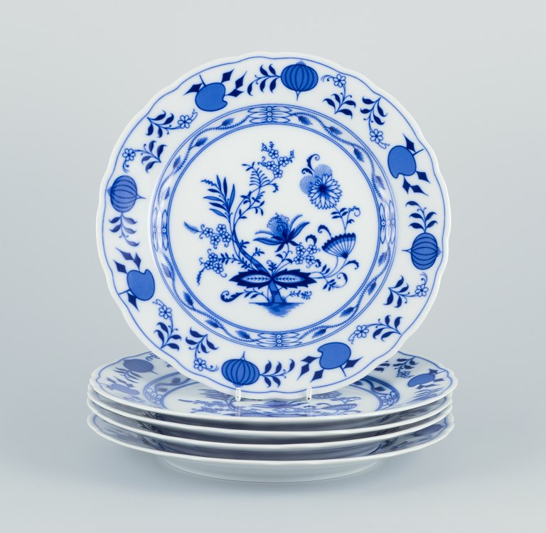 Et sæt på fem middagstallerkener i porcelæn. Løgmønstret dekoration.