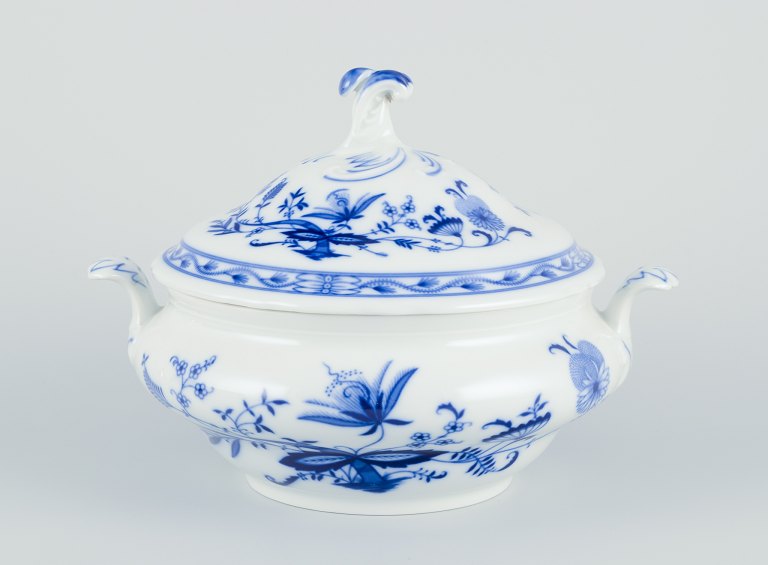 Lågterrin i porcelæn. Løgmønstret dekoration.