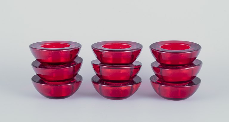 Skandinavisk glaskunstner. Et sæt på ni fyrfadsstager.