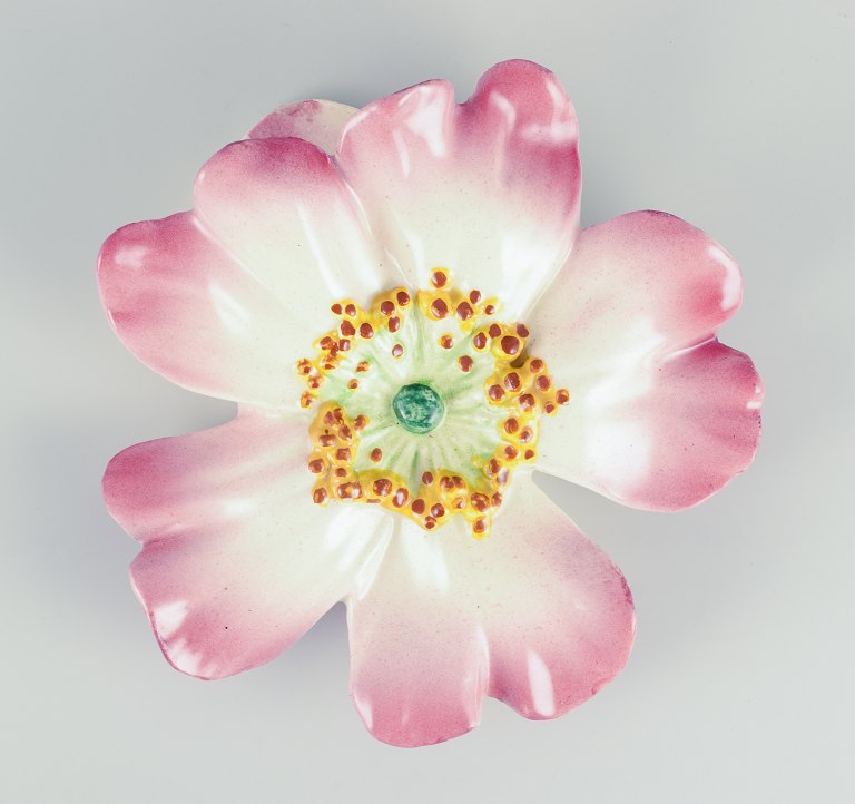 Delphin Massier for Vallauris, Frankrig.
Urtepotteskjuler til væg i keramik.