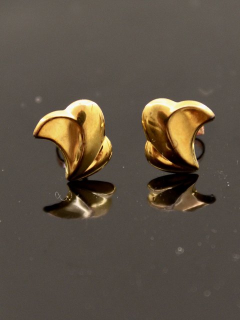 8 carat gold ear studs