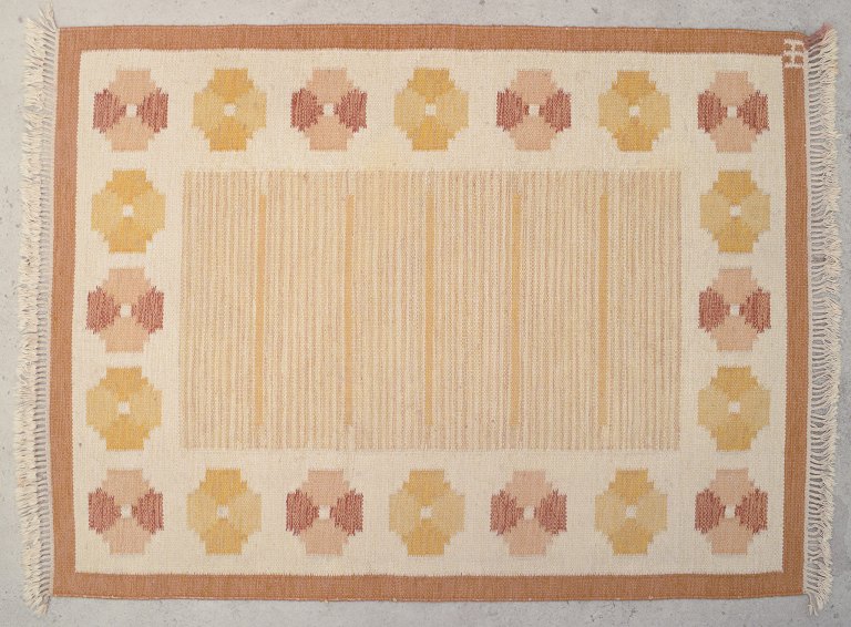 Svensk tekstildesigner.
Håndvævet tæppe af uld. Rölakan teknik. 
Vævet med geometriske felter.