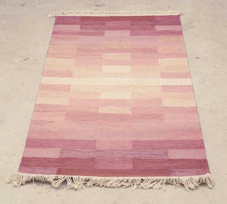 Svensk tekstildesigner.
Håndvævet ”Terass” tæppe i uld. Rölakan teknik.