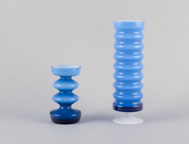 P. O. Ström (Peo Olof Ström, 1930–1992) for Alsterfors Glasbruk, svensk 
glaskunstner.
To kunstglasvaser i bølget design.