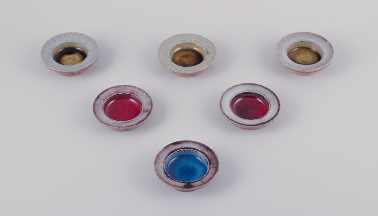 Nils Kähler for Kähler.Et sæt på seks små skåle af stentøj.