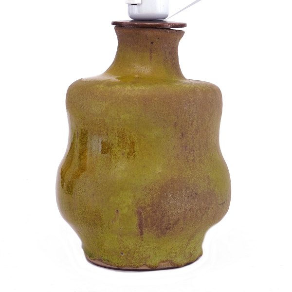 Christian Poulsen, 1911-91, lampe i stentøj med delvis blank solfatara glasur. Signeret. H: 21cm. + fatning