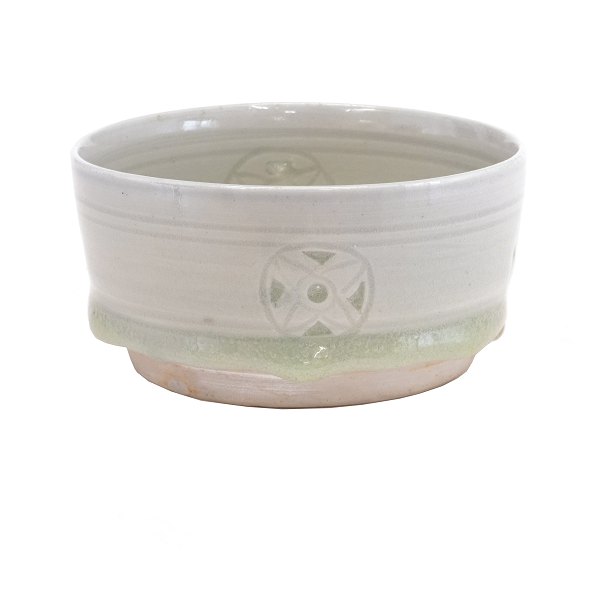 Gertrud Vasegaard, 1913-2007, rund skål med gennembrudt dekoration med transparent glasur. Signeret. H: 5cm. D: 10,5cm