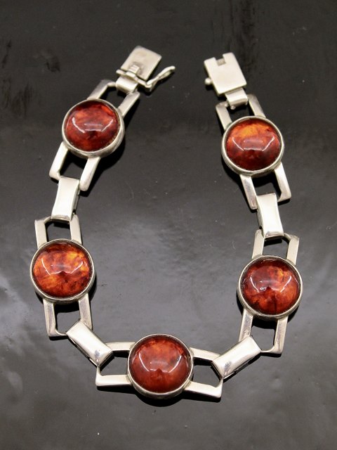 N E From sterling silver bracelet with amber