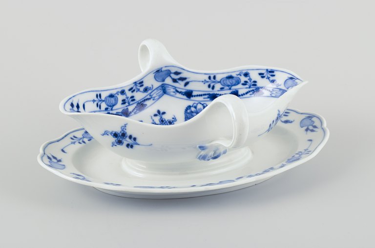 Meissen, Tyskland. Løgmønstret porcelæns saucekande med to hanke på fod.
