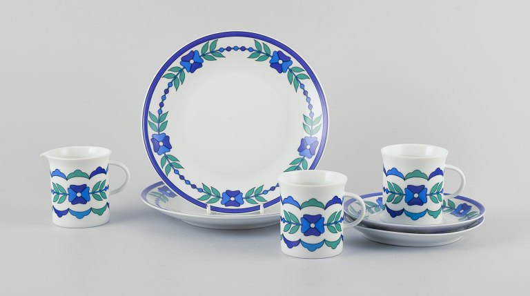 Emilio Pucci for Rosenthal Studio-Linie, Tyskland. To kaffekopper med underkopper, to kagetallerkner og en flødekande af porcelæn.