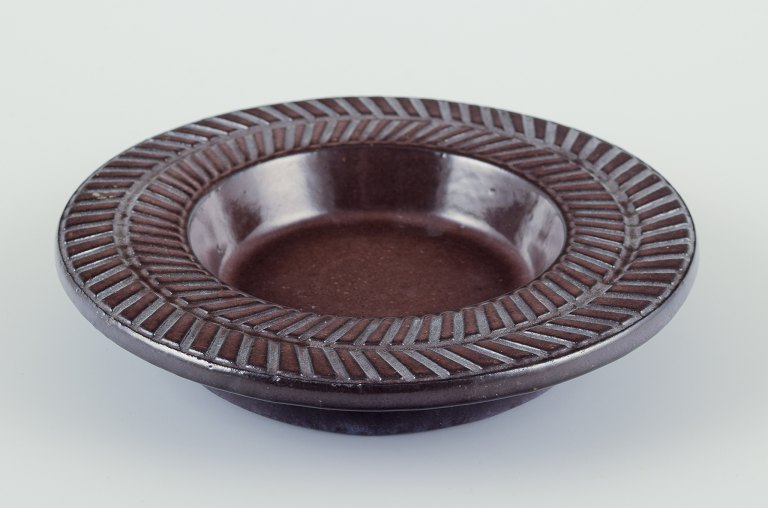 Ingrid Atterberg for Upsala Ekeby.
Round dish made of stoneware.